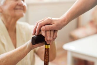 пожилыми людьми