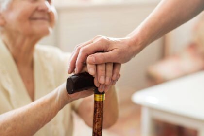 пожилыми людьми