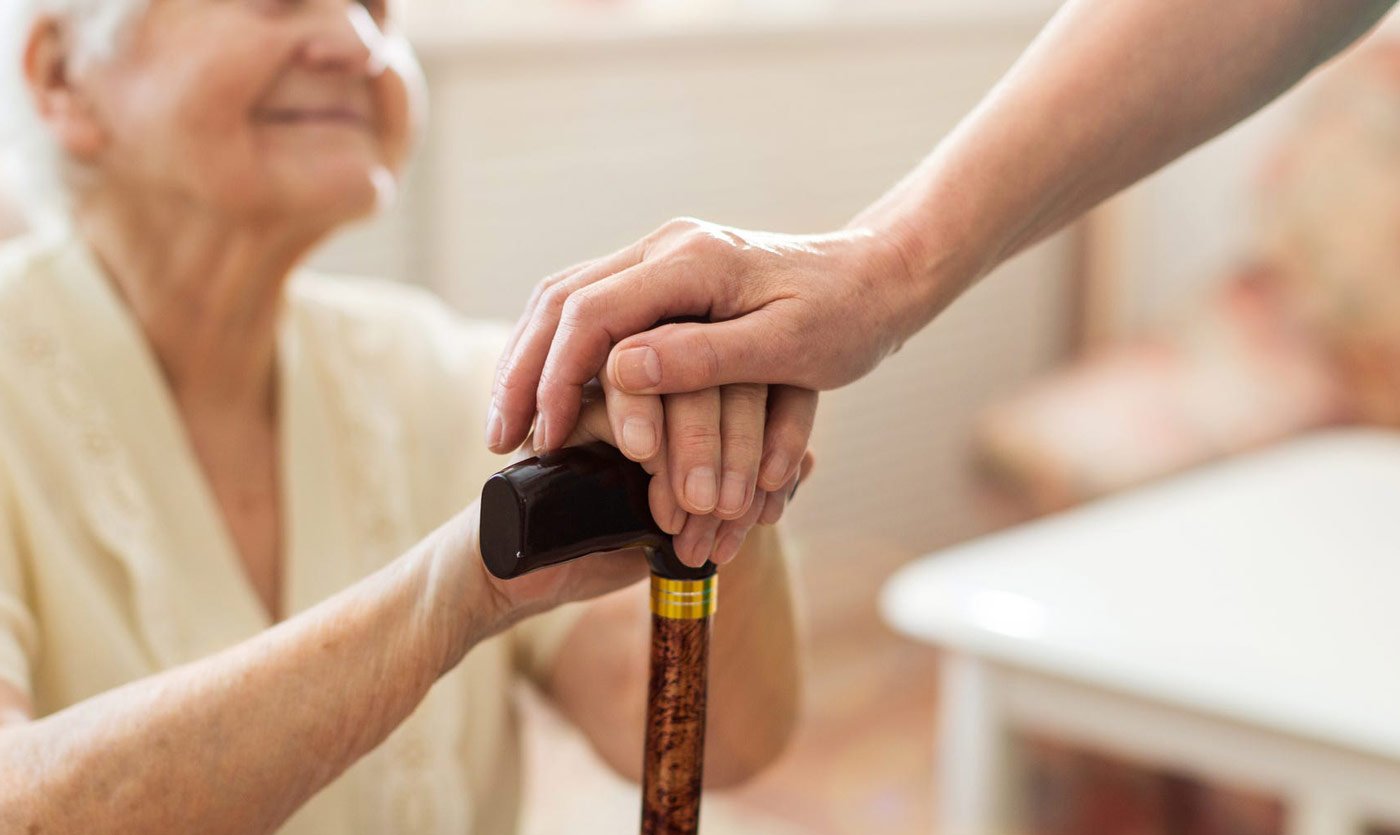 пожилыми людьми