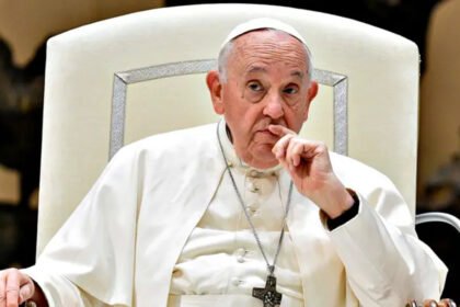 папа римський помер