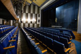 театр на лівому березі